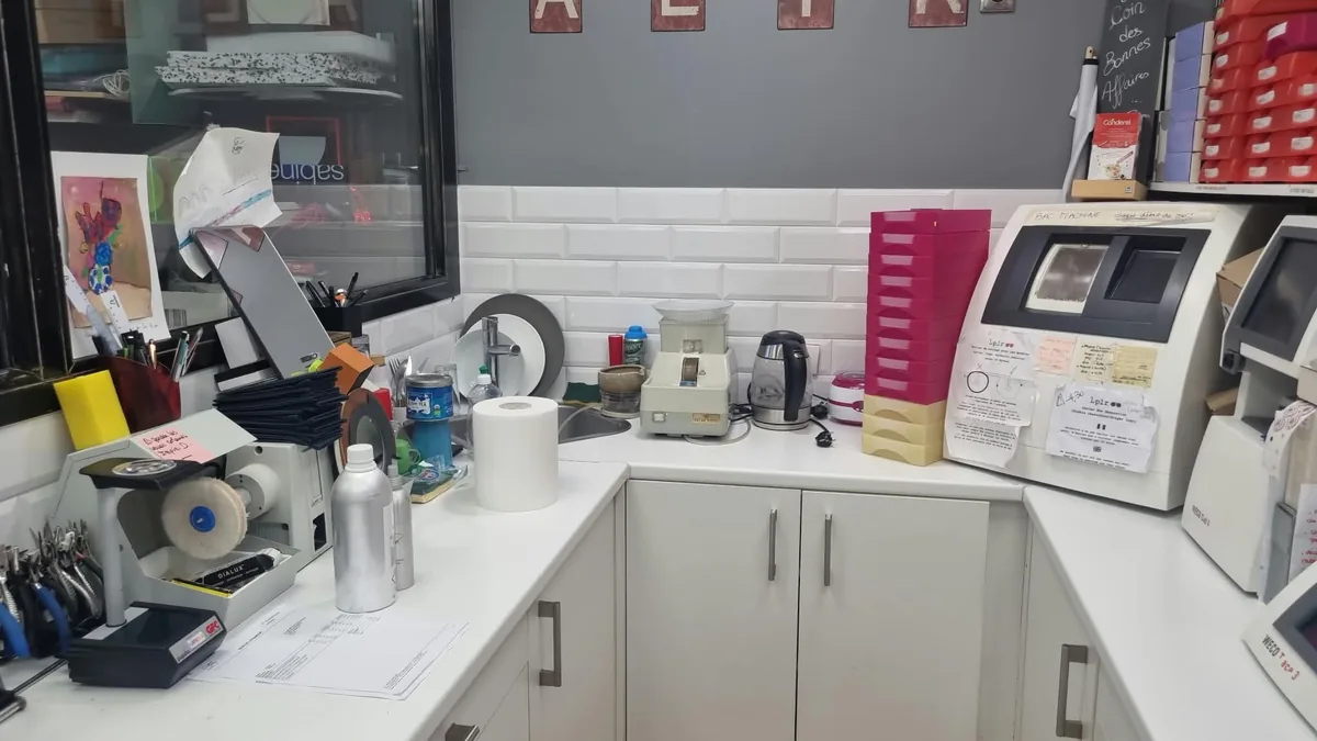 Meuleuse de précision pour le montage des verres